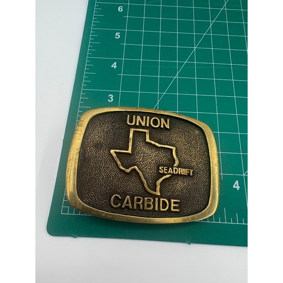 Union Carbide Belt Buckle 1980 Seadrift Texas Safety Awareness Brass Tone Good - Picture 5 of 5